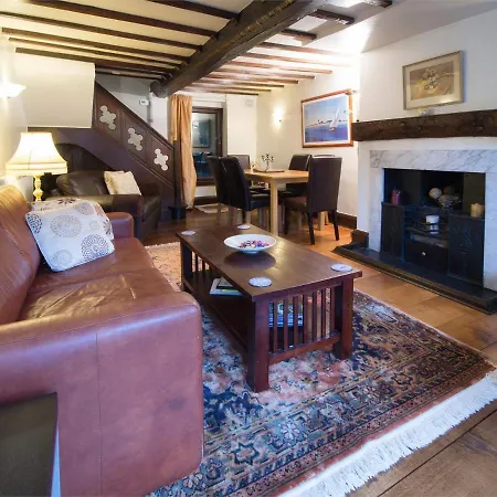 Holiday home 4 Bed In Hh090 *