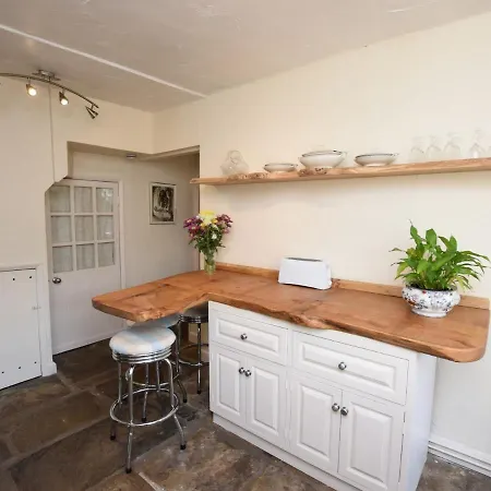 Holiday home 4 Bed In Hh090