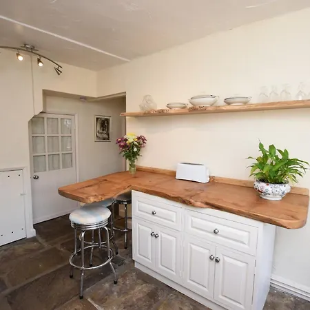 Holiday home 4 Bed In Hh090 *